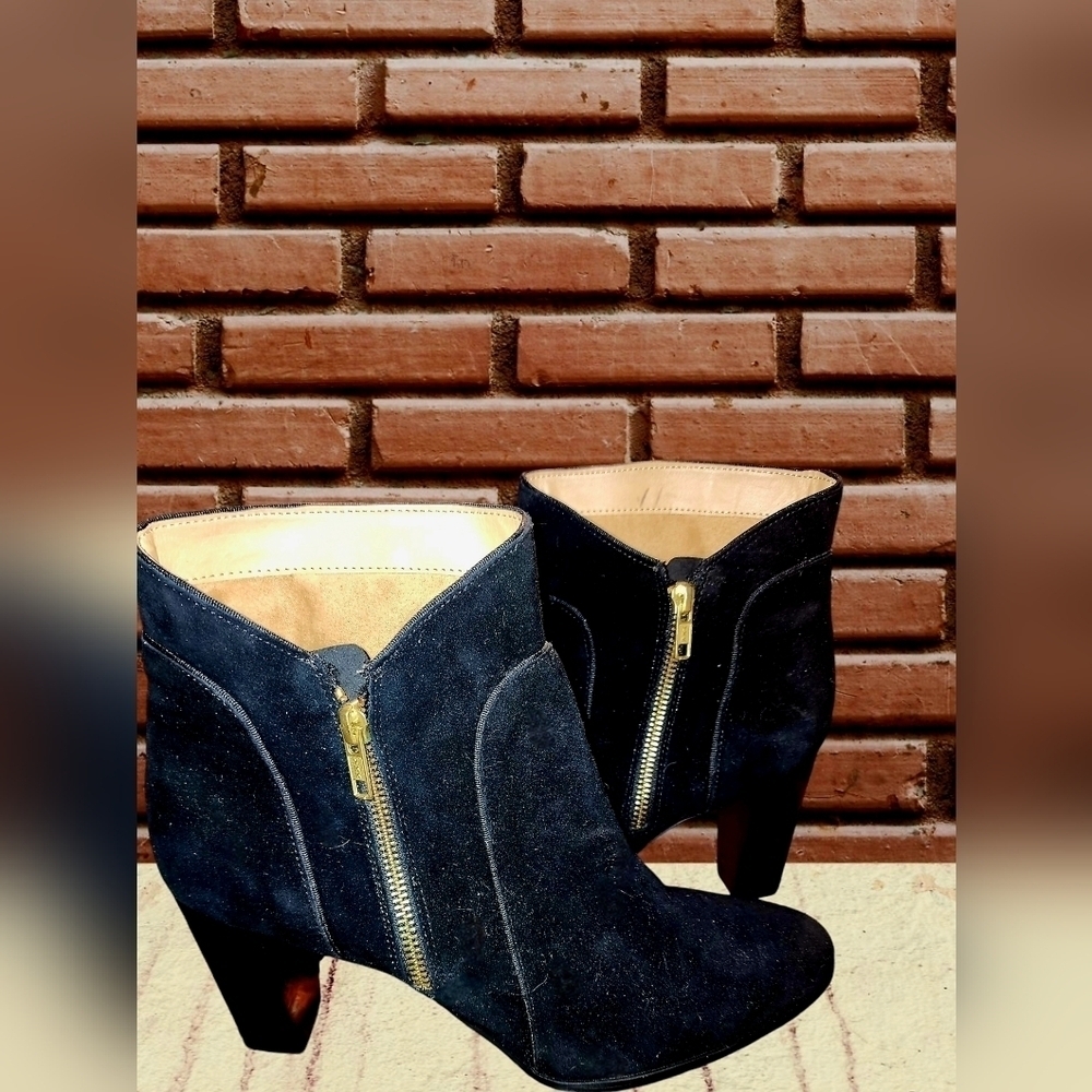 Adrienne Vittadini Taki  Suedel Ankle Bootie